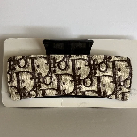 ☀️Brown Monogram Fashion Print Hair Clip - Picture 3 of 3